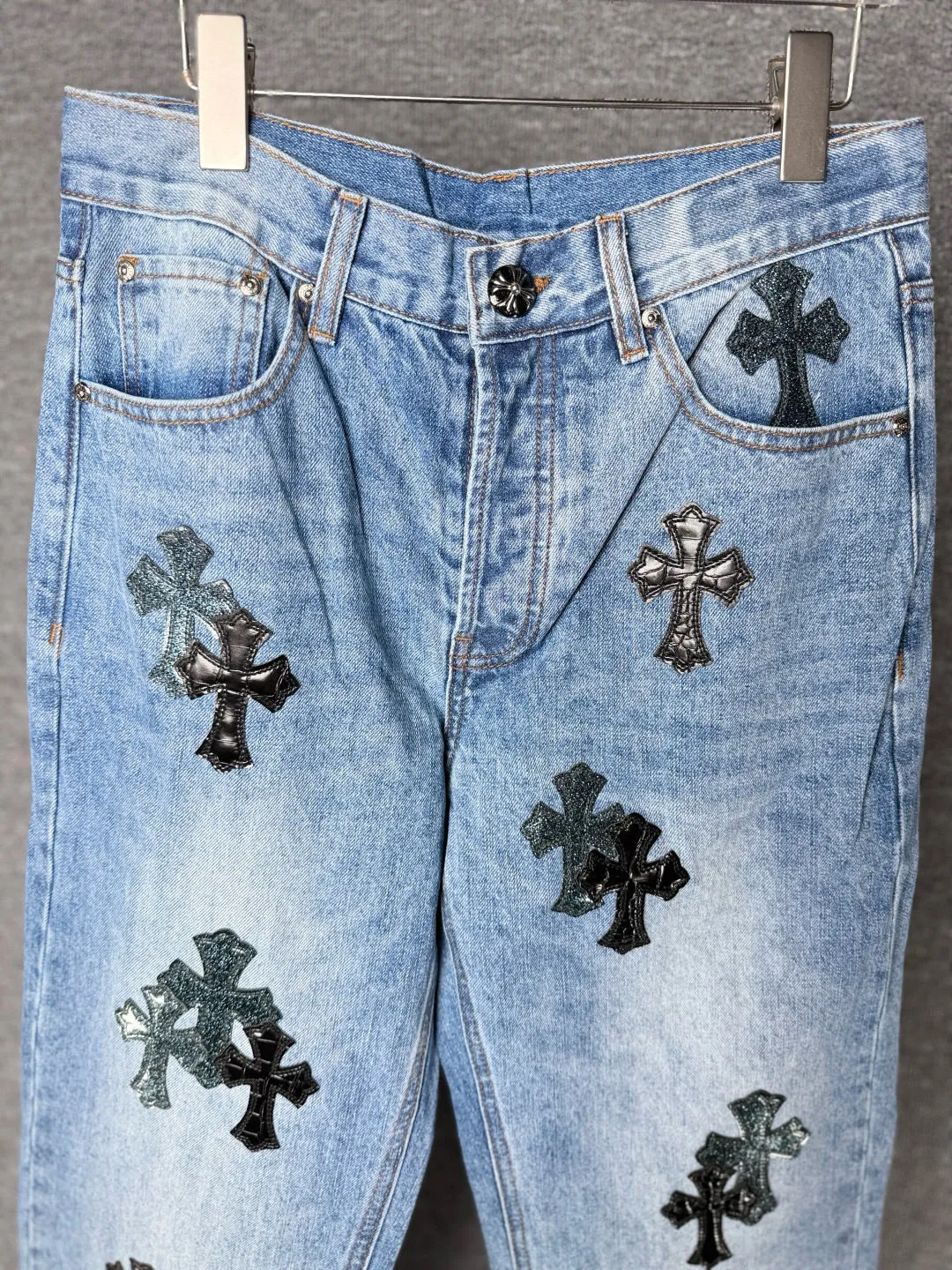 P270 💰 (Top version) Chrome Hearts/Chrome Hearts 25FW CH starry sky leather cross bamboo jeans adopt starry sky theme patchwork elements, mostly in the shape of a cross, with glitter on the leather surface. Unique design, simple and elegant details, exquisite workmanship, the entire trousers are neatly routed, and the details are in place! It’s also so cool that both men and women can easily control it. It’s a gender-neutral trendy up version. Color: blue Size: 28-30-32-34-36 (corresponds to S-M-L-XL-XXL)